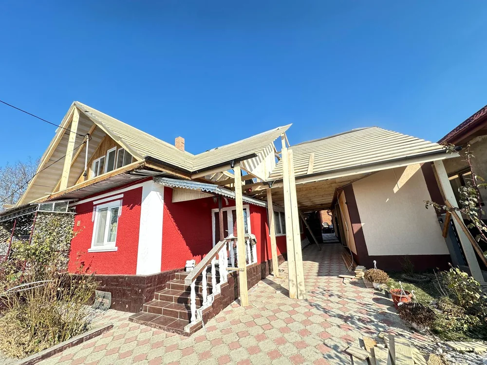 Acoperiș deteriorat înainte de refacere