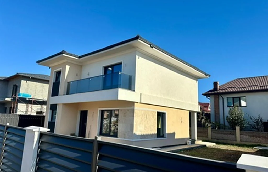 Casă la cheie, vedere exterioară cu balcon și tâmplărie termopan, Iași