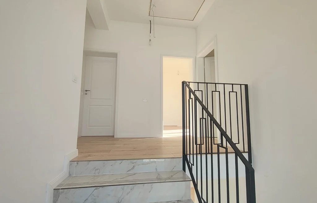 Hol și scară interioară cu balustradă, casă la cheie Iași