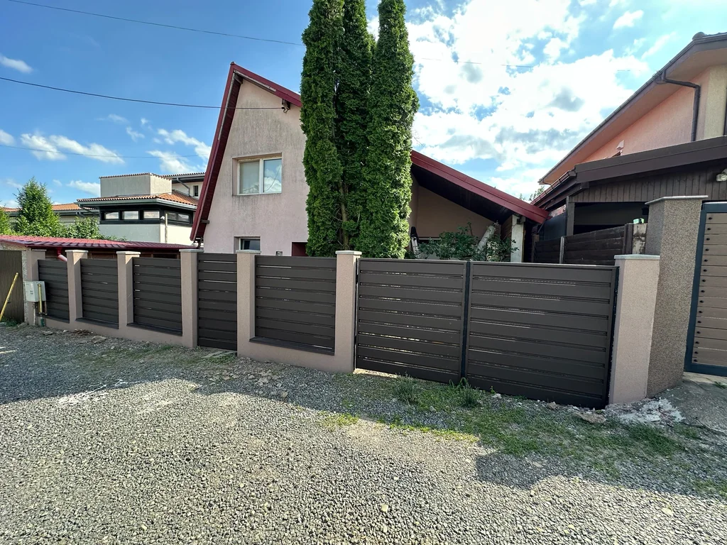 Gard modern cu panouri compozite finalizat lângă Iași