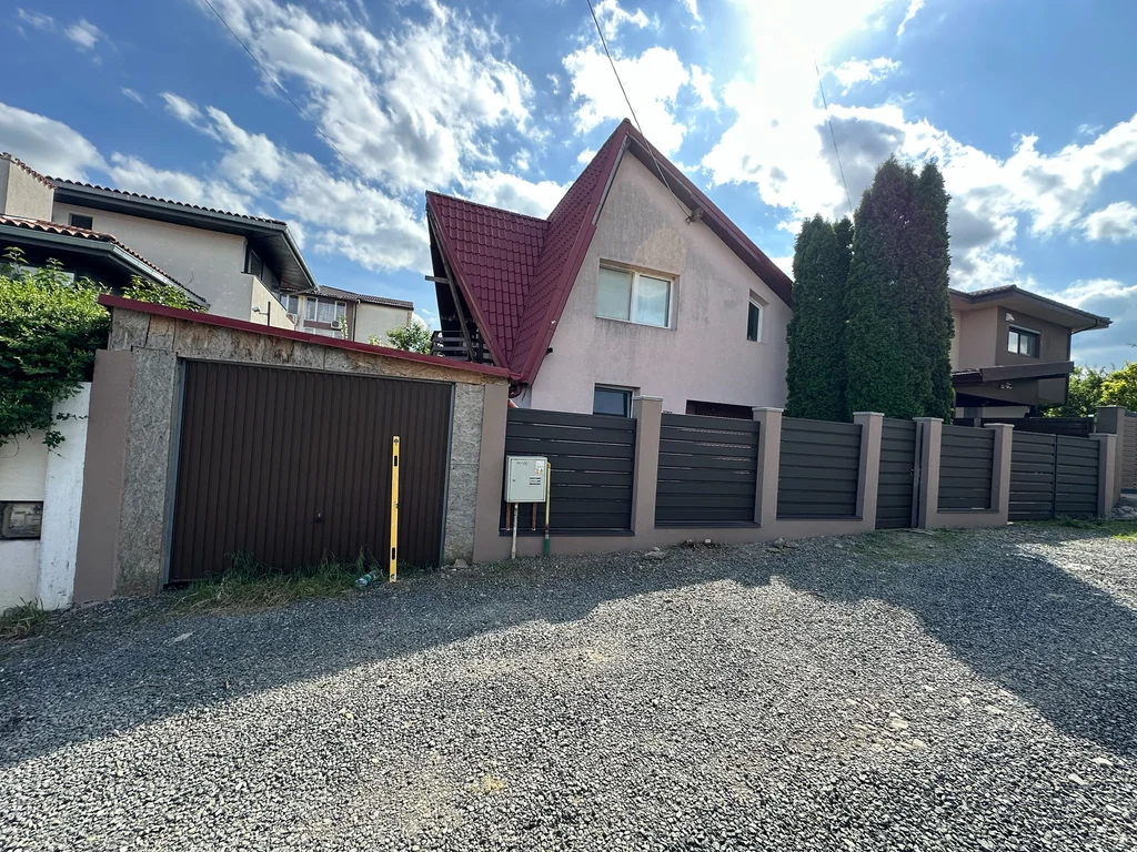 Gard modern integrat cu garajul proprietății, lângă Iași