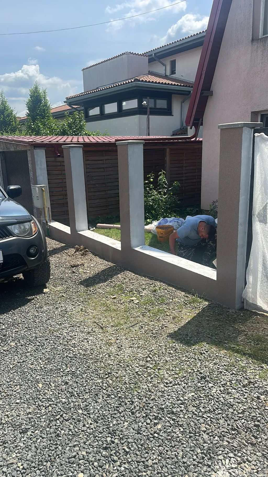 Stâlpi de gard turnați și finisați, înainte de montajul panourilor compozite, lângă Iași