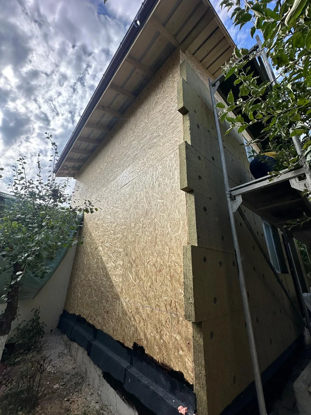 Plăci de vată bazaltică montate pe perete exterior
