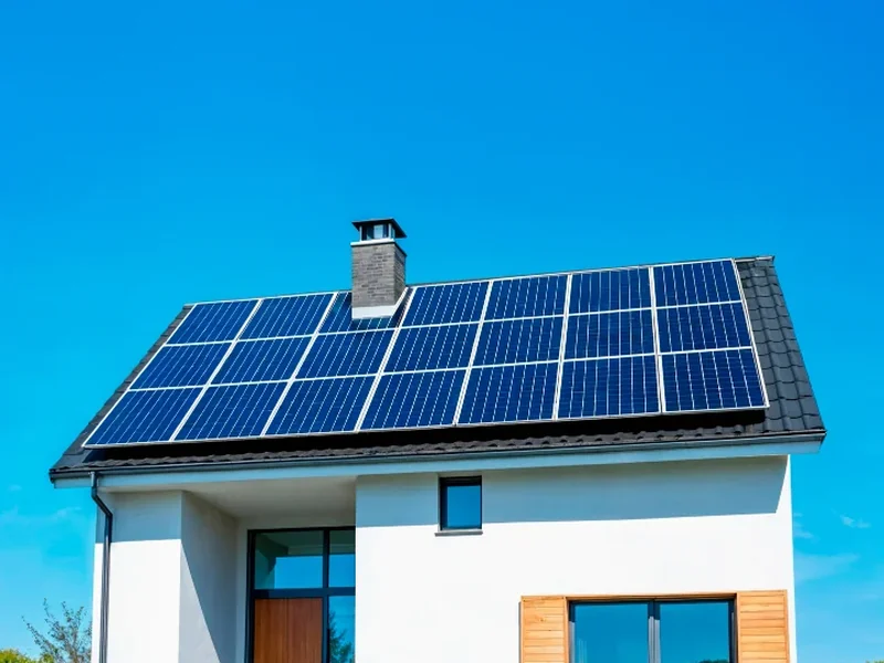 Sistem de panouri fotovoltaice instalat pe acoperiș Iași