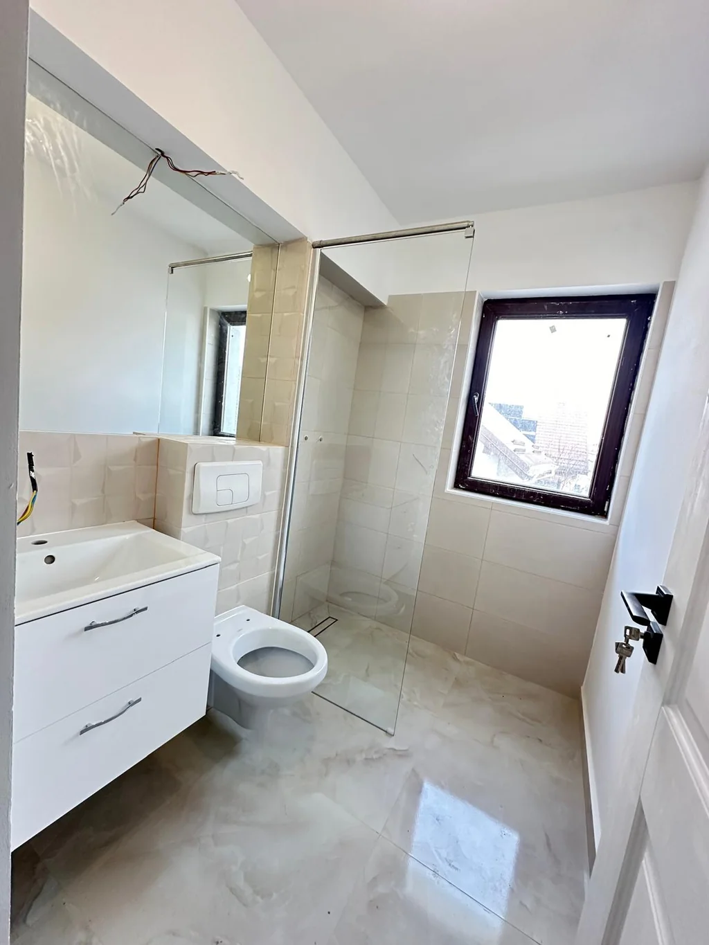 Baie renovată la cheie cu obiecte sanitare albe, Iași
