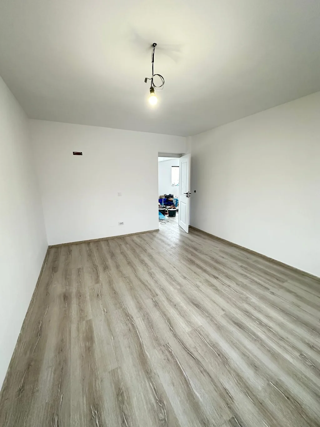 Dormitor renovat cu parchet gri în apartament Iași