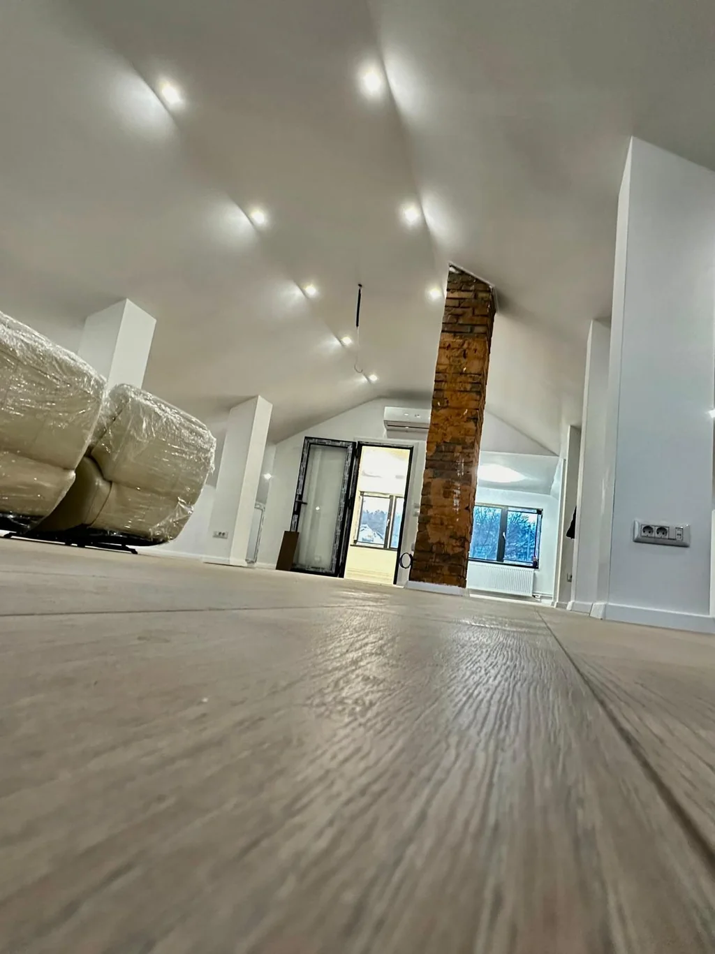 Living renovat cu parchet în apartament Iași